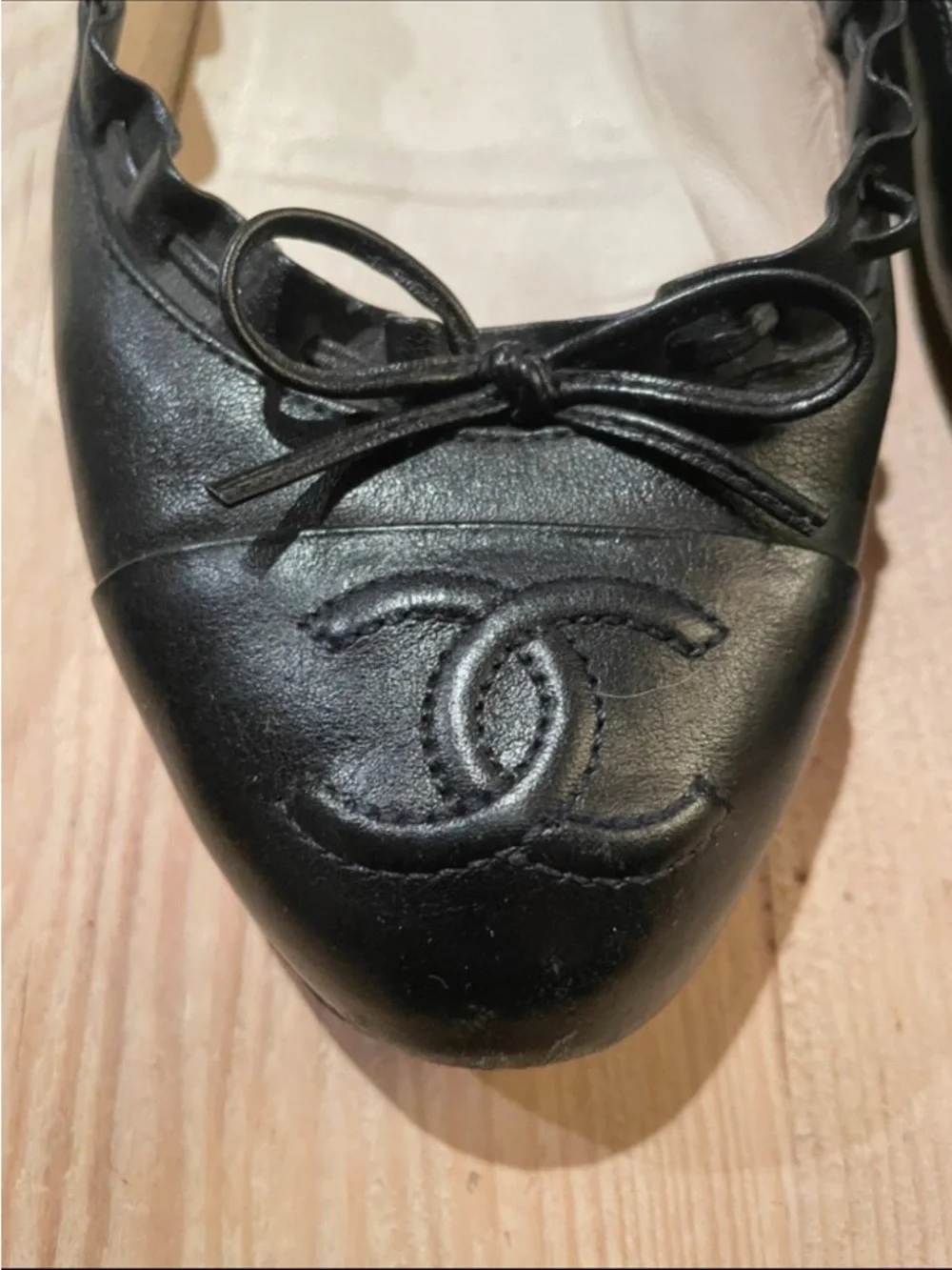 CHANEL Black Scalloped Leather Ballet Flats with CC Logo - Picture 2 of 9